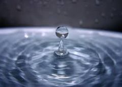 Якими є унікальні фізичні властивості води?