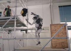 Робот Atlas від Boston Dynamics демонструє свої акробатичні навички 