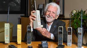 Мартін Купер і народження мобільного телефону|Фото: https://www.livemint.com/news/world/devastated-to-see-50-years-on-mobile-phone-inventor-martin-cooper-calls-out-people-s-smartphone-addiction-11680176547706.html