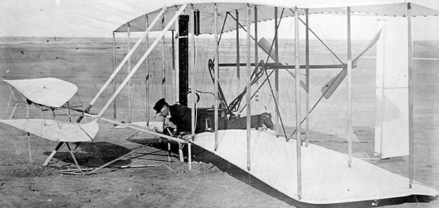 У конструкції свого першого пілотованого літака, який називався Flyer, брати Райт імітували те, як повітря збільшує підйомну силу, коли воно обтікає вигин пташиних крил. | Photo:https://www.smithsonianmag.com/category/air-space-magazine/