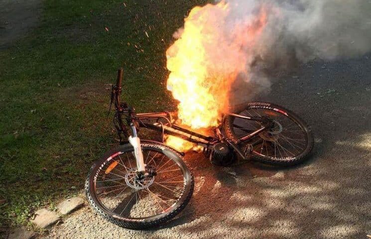 Чому загораються акумулятори електровелосипедів?