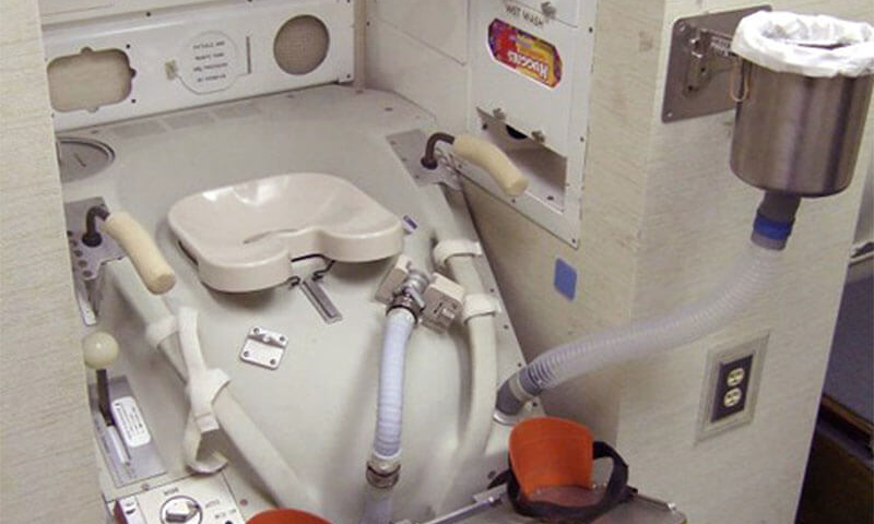 Чи заважатиме невагомість у повсякденному житті? - туалет астронавтів | Photo: https://www.spacecentre.nz/resources/faq/spaceflight/toilet.html