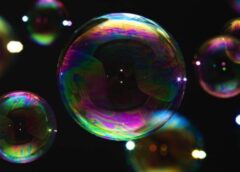 Чому мильні бульбашки є різнокольоровими?