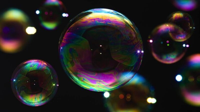 Чому мильні бульбашки є різнокольоровими?